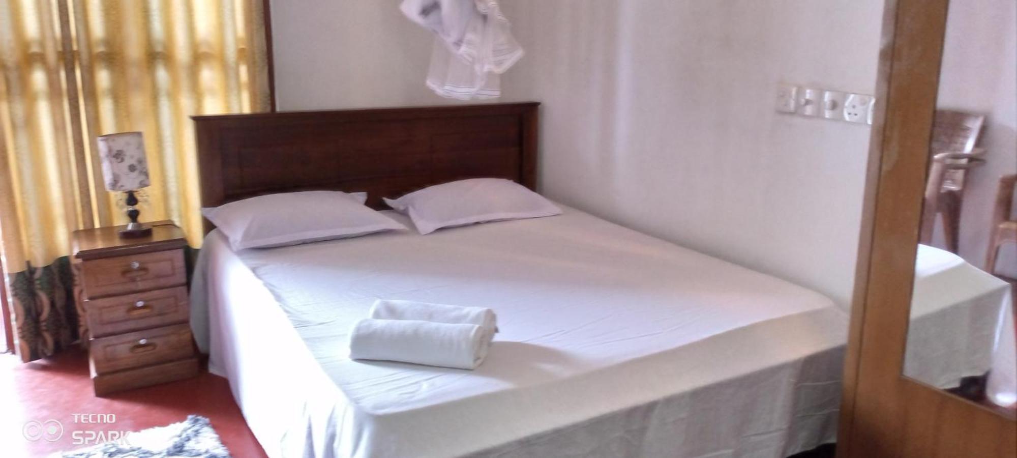 Desitha Family House Hotel Mirissa Bagian luar foto