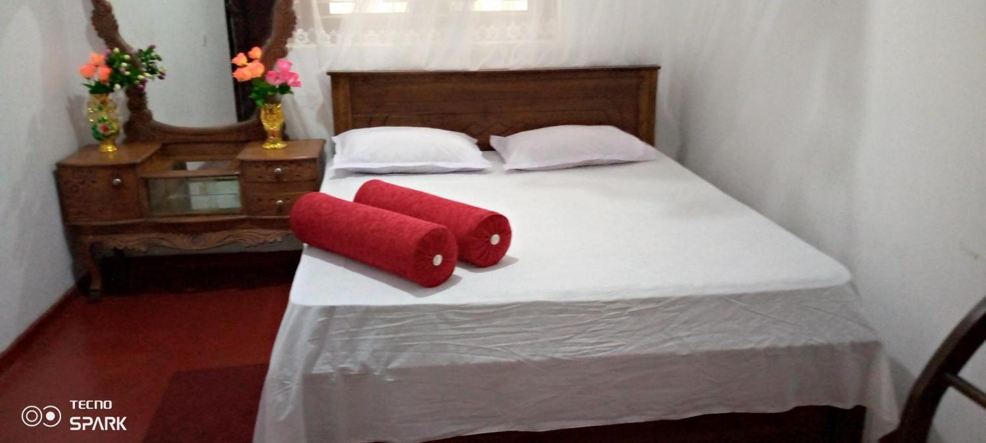 Desitha Family House Hotel Mirissa Bagian luar foto