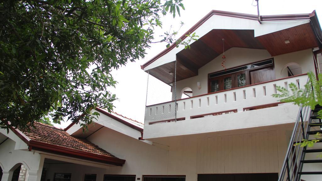 Desitha Family House Hotel Mirissa Bagian luar foto