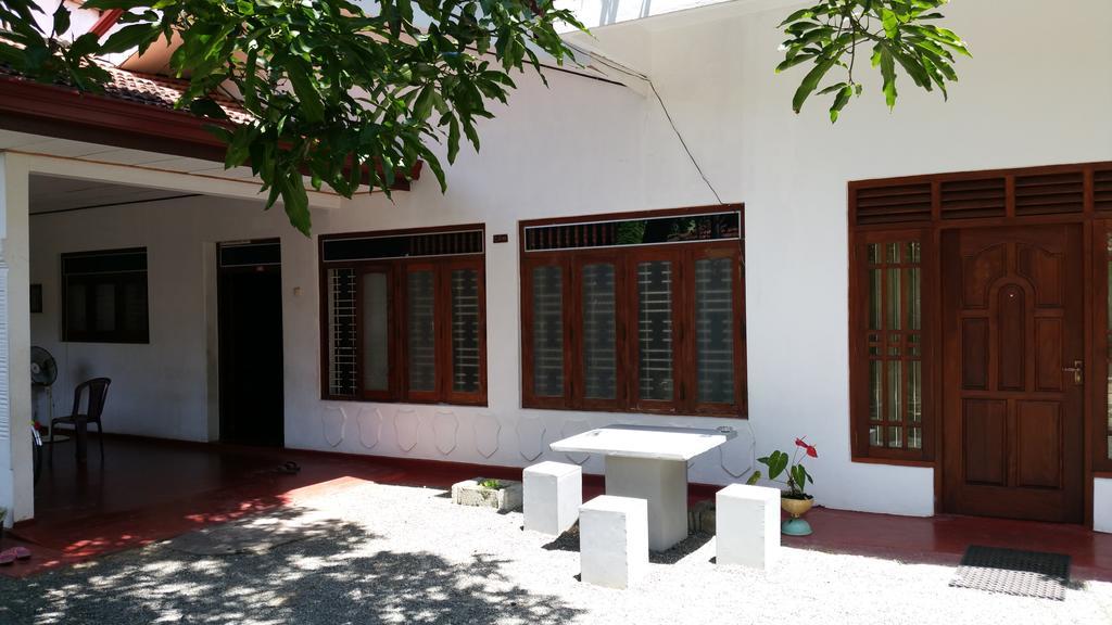 Desitha Family House Hotel Mirissa Bagian luar foto