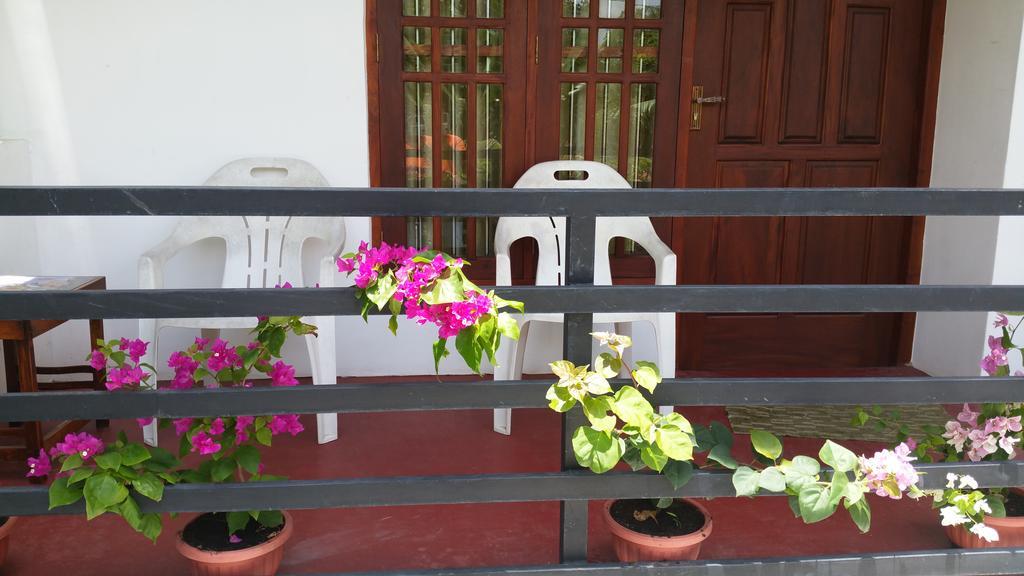 Desitha Family House Hotel Mirissa Bagian luar foto