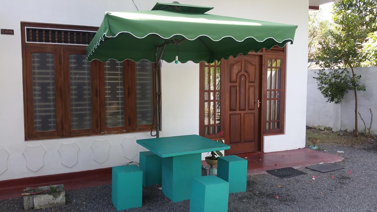 Desitha Family House Hotel Mirissa Bagian luar foto